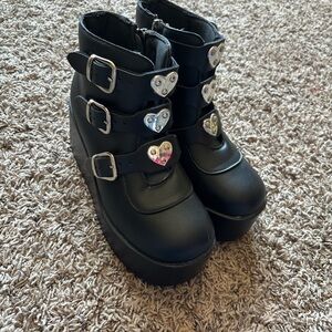 Woman black Combat boots with heart buckles